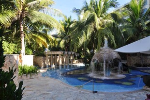 三亚热带风情泳池度假场景