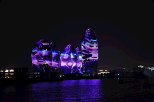 三亚璀璨灯光秀点亮城市建筑