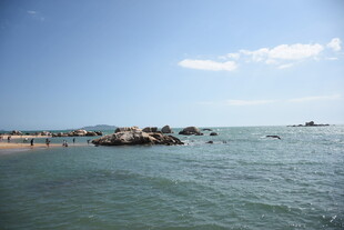 三亚海边风景 海面礁石与蓝天