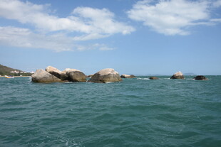 三亚碧海蓝天中的海上礁石