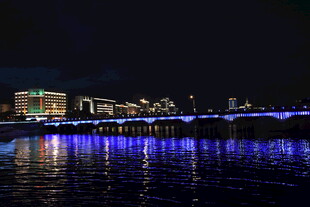 三亚城市夜景河畔灯光璀璨