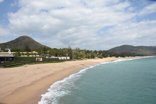 三亚美丽海滨沙滩风光