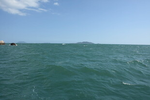 三亚碧海蓝天中的辽阔海面