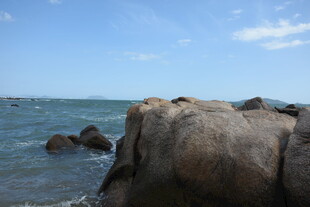 三亚海边嶙峋岩石与辽阔海景