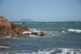 三亚海边礁石 海浪轻拍