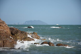 三亚海边礁石与翻涌海浪