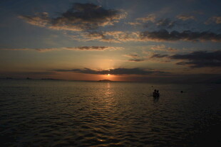 三亚夕阳下海面的孤独身影