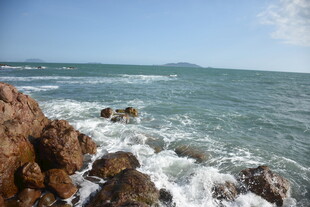 三亚海边礁石与翻涌海浪