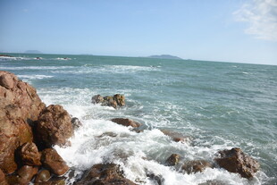 三亚海边礁石 海浪拍打瞬间