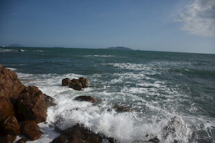 三亚海浪拍击礁石的海边景致