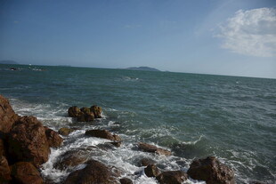 三亚海边礁石与翻涌海浪