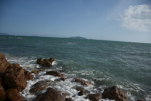 三亚海边礁石与翻涌海浪