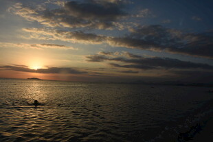 三亚海上日落美景 孤舟泛波