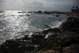 三亚海边礁石与波光粼粼海面