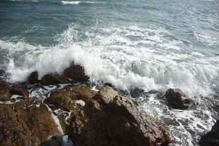 三亚海浪拍击礁石的壮阔景象