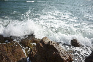 三亚海浪拍击礁石的壮丽景象