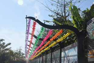 三亚彩色装饰带装点的户外场景