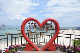 三亚海边爱心雕塑浪漫景致