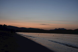 三亚黄昏下的宁静海岸线