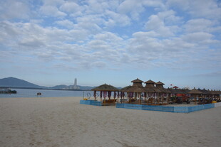 三亚海滨沙滩休闲度假场景