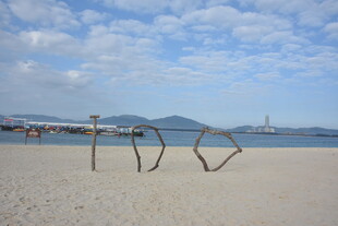 三亚海边沙滩上的创意金属雕塑