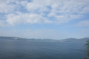 三亚湖畔蓝天美景