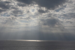 三亚海上云隙间的神圣光束