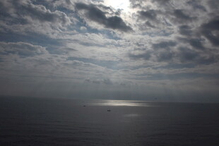 三亚海上云遮日景象