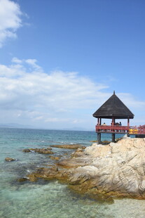 三亚海边凉亭 享受惬意海滨风光