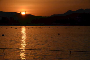 三亚湖畔日落美景
