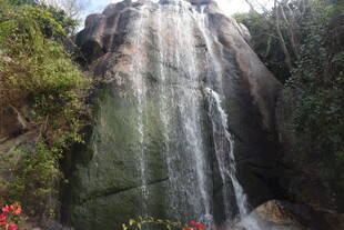 三亚山间壮丽瀑布景观