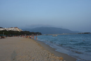 三亚宁静海滩的美丽黄昏景色