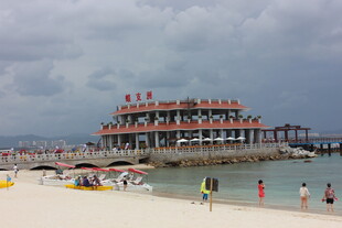 三亚海滨码头的热闹沙滩景象