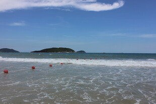 三亚海边美景 海浪轻拍海岸线