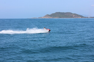 三亚海上摩托艇驰骋瞬间