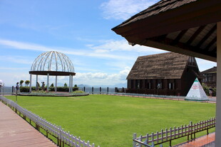 三亚海滨草地旁的特色建筑景观