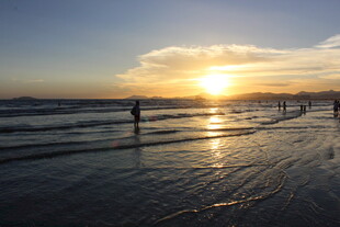 三亚海边日落时的漫步身影