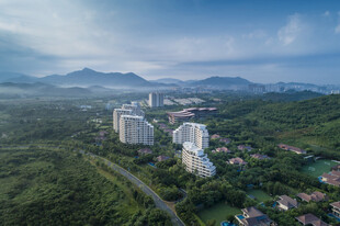 三亚城市与山林相映的美丽景致