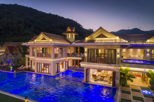 三亚豪华别墅泳池夜景风光