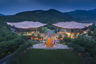 三亚山间夜景中的璀璨建筑