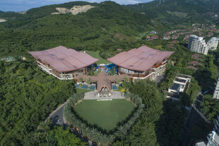 三亚山林中独特造型的建筑群