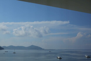 三亚海上风光 船只与远山