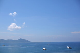 三亚碧海蓝天间的海上风光