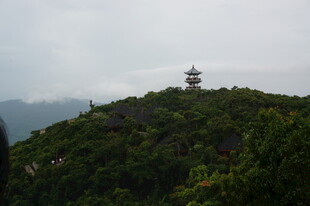 三亚山顶宝塔隐于葱郁山林