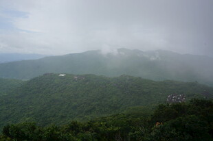 三亚云雾缭绕的翠绿山峦