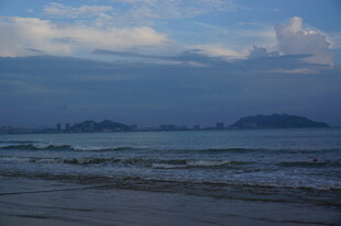 三亚海边暮色下的壮阔海景