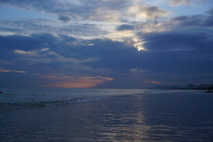 三亚夕阳下的海面与云层