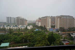 三亚城市雨天中的建筑景观