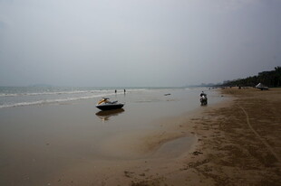 三亚宁静海滩上的悠闲景象