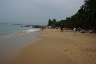 三亚美丽沙滩上的悠闲漫步